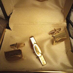 Men's vintage cufflinks and tie clip set! Gold tone! 1960s pre owned!